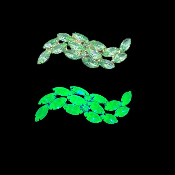 Vintage UV Reactive Uranium Glass Brooch Glows Bright Green Under 395 Light - Picture 1 of 10